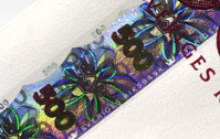 Bild på foliebandet som finns på 100- och 500 kronorssedlarna från 2001