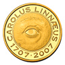 Photograph of a 2000-kronor commemorative coin in gold, obverse side, Carl von Linné 300 years
